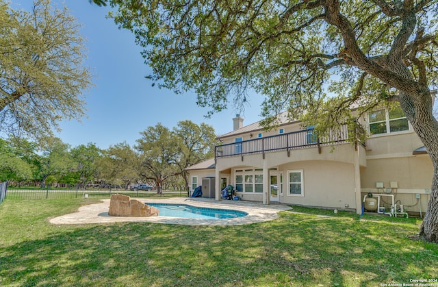 view of pool featuring a lawn