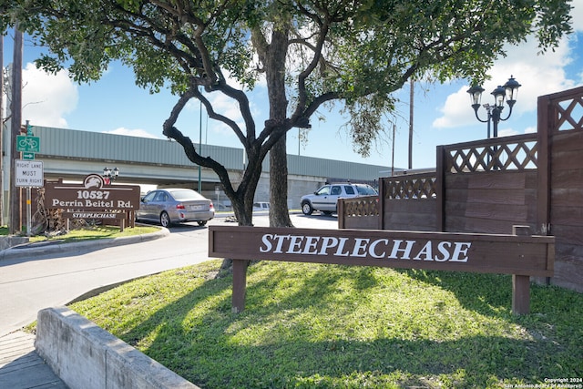 community / neighborhood sign featuring a lawn