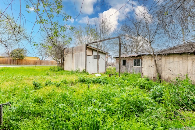 view of yard with an outdoor structure