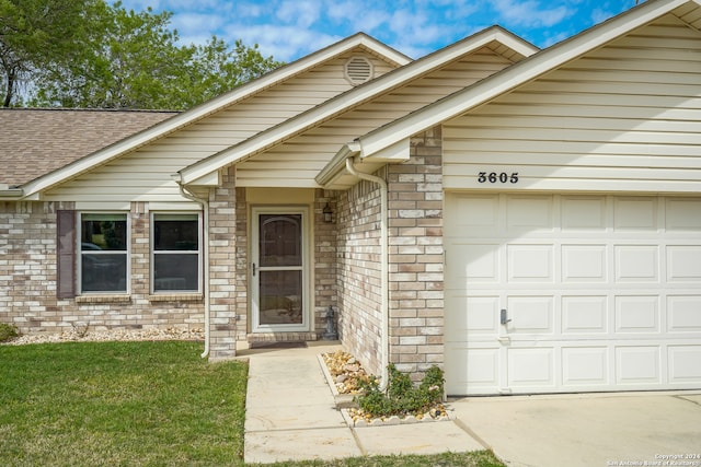 view of front facade with a garage and a front yard