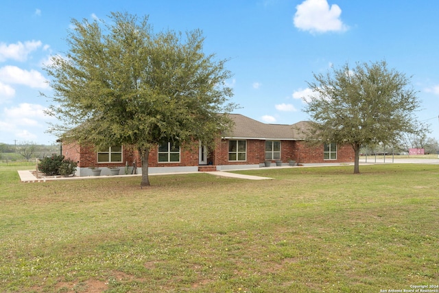 view of front of property featuring a front lawn