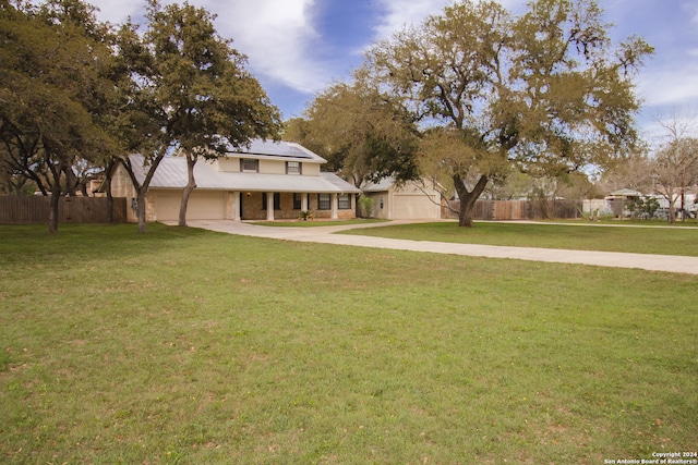 view of front facade featuring a front yard