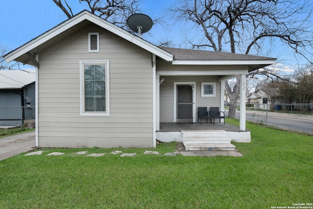 view of front facade featuring a front yard