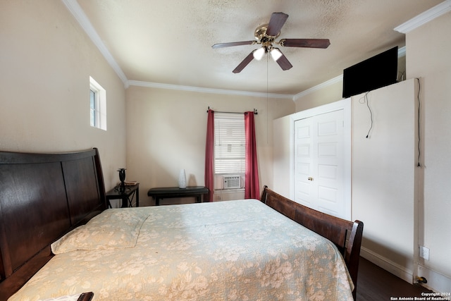 bedroom featuring a closet, crown molding, and ceiling fan