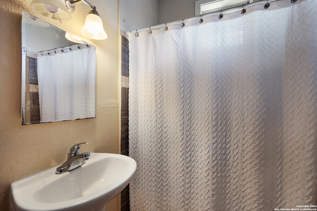 bathroom with sink