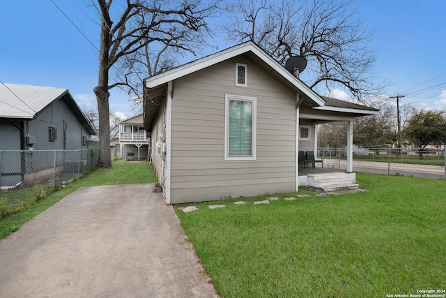 view of front of home with a front lawn