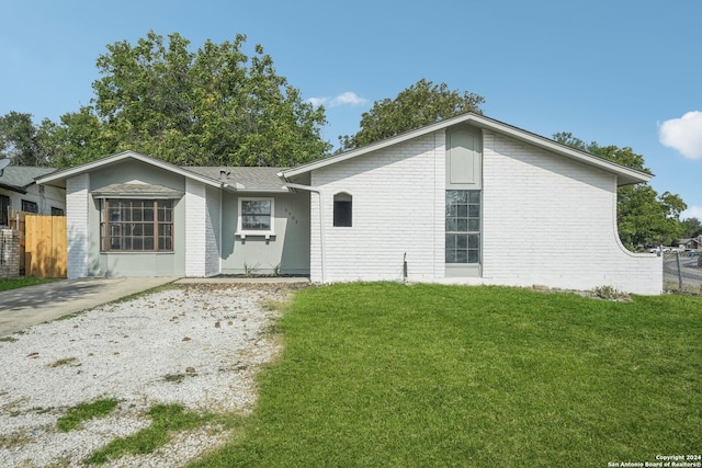 view of front facade featuring a front lawn