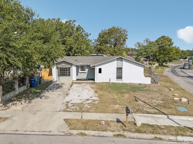 view of front of house featuring a front lawn