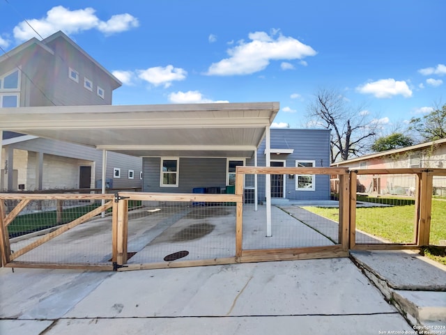 view of front of home with a front lawn