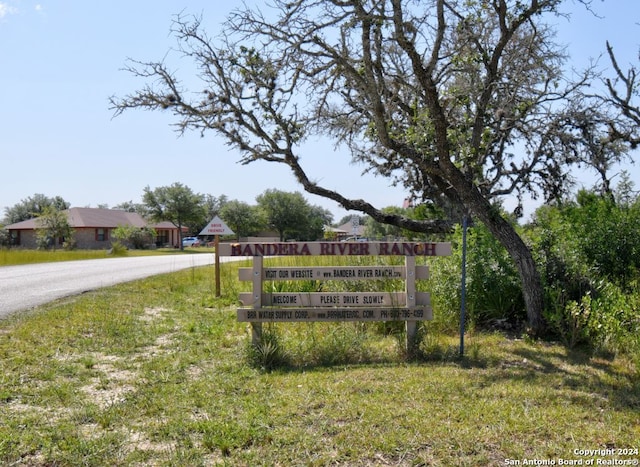 Listing photo 3 for 278 Canyon Dr, Bandera TX 78003