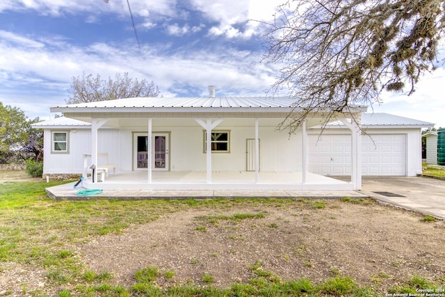 view of front facade featuring covered porch and a garage