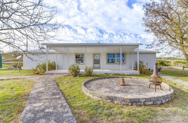 view of front of house featuring a porch and a front lawn