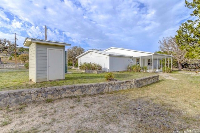 view of yard with a storage unit