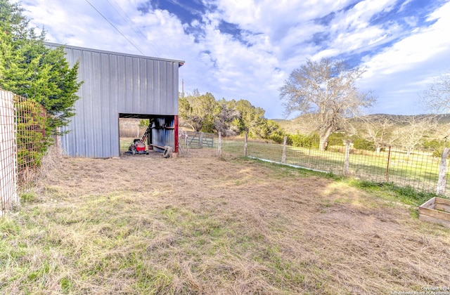 view of yard featuring an outdoor structure