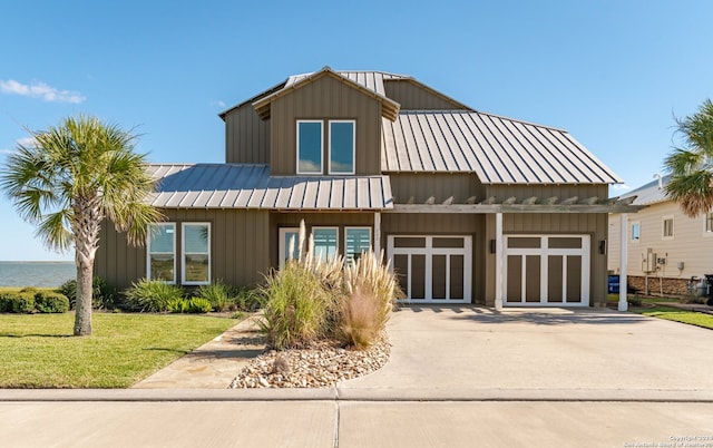 view of front facade with a front lawn