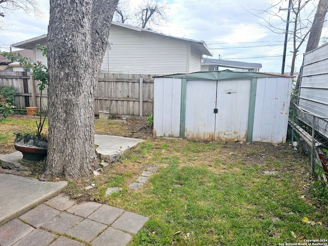 view of yard featuring a storage unit