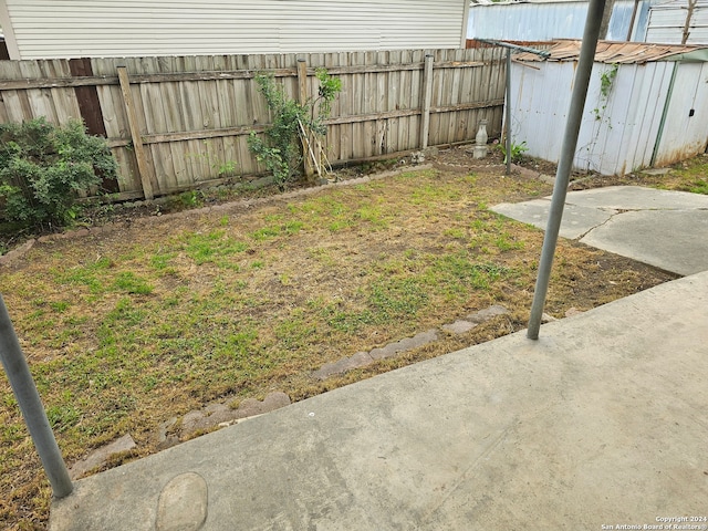 view of yard featuring a patio