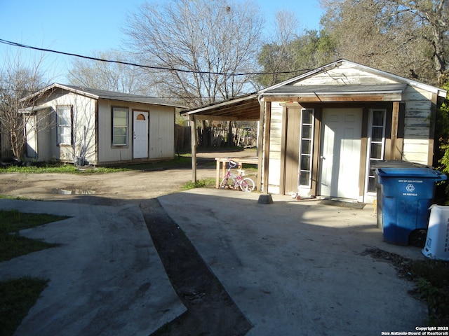 view of yard with a carport and an outdoor structure