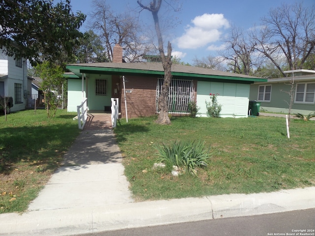 ranch-style home featuring a front lawn