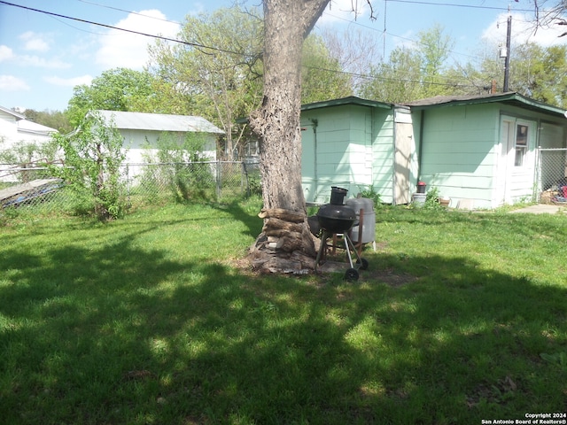 view of yard featuring an outdoor structure