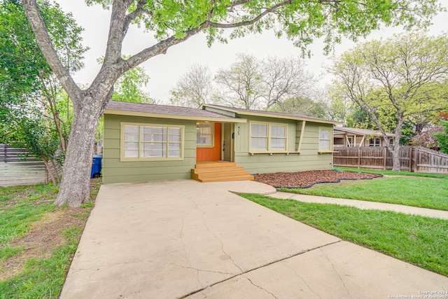 single story home with a front yard