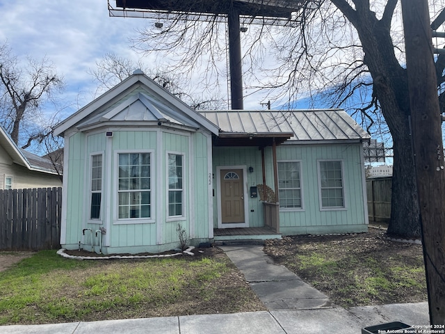 view of front of house with a front yard