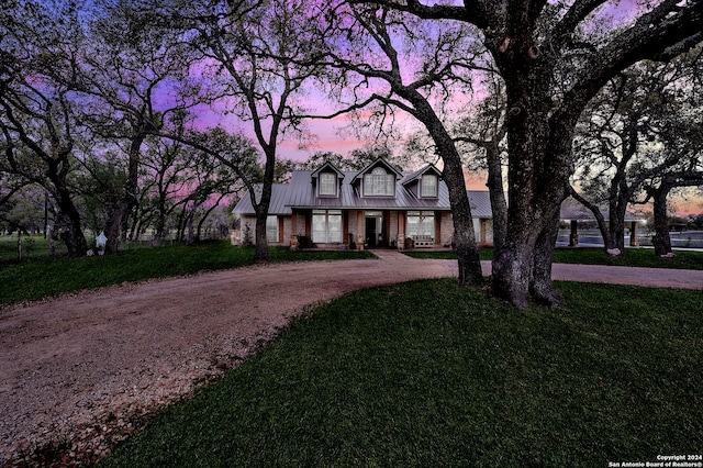 view of front of house featuring a yard