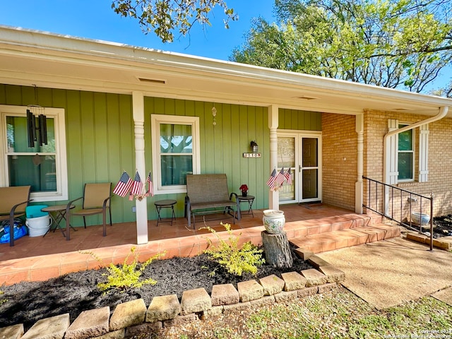 property entrance featuring a porch