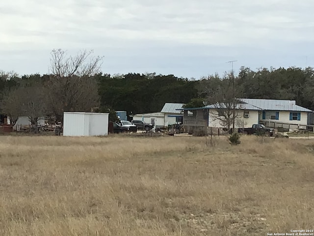 view of yard featuring an outdoor structure