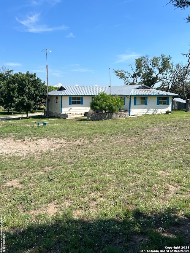 view of front of property featuring a front lawn