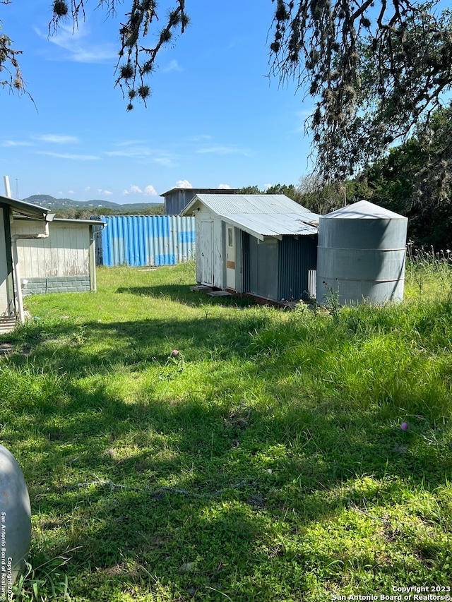 view of yard featuring a shed