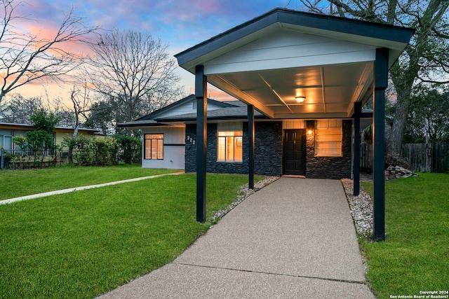 view of front of house featuring a lawn