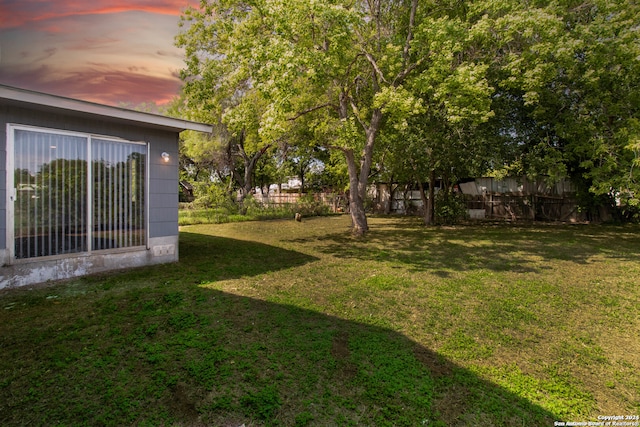 view of yard at dusk