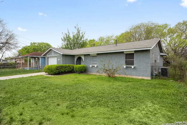 view of front of home featuring a front lawn