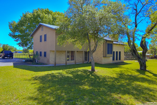 view of front of house featuring a front yard