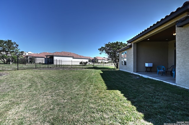 view of yard featuring a patio area