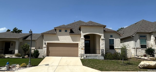 view of front of home featuring a front yard