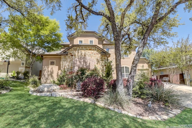 view of front of house featuring a front yard