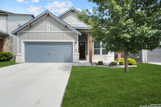 view of front of home featuring a front yard and a garage