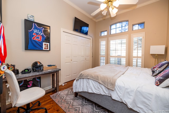 bedroom featuring ceiling fan, ornamental molding, dark hardwood / wood-style floors, and a closet