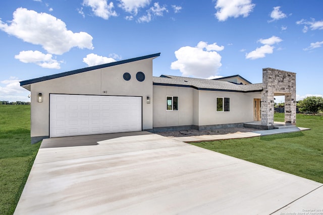 view of front facade featuring a front yard and a garage