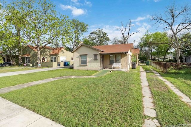 view of front of house featuring a front lawn