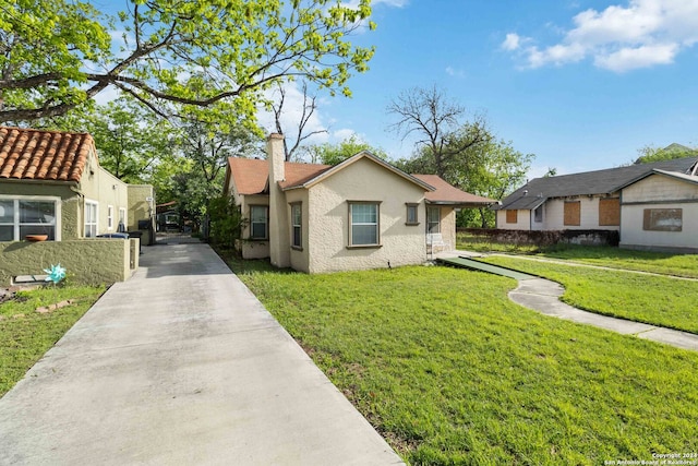 view of front of property with a front yard