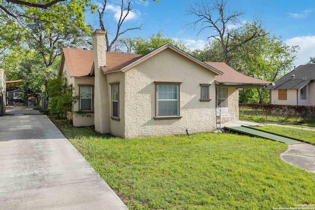 view of front of property featuring a front yard