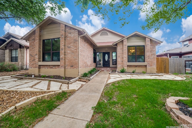 view of front of property featuring a front yard