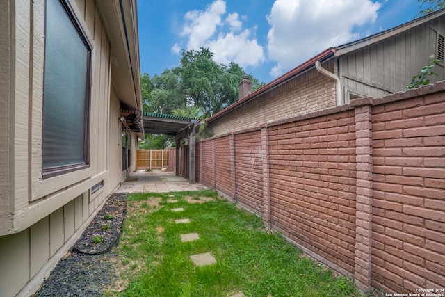 view of yard featuring a patio area