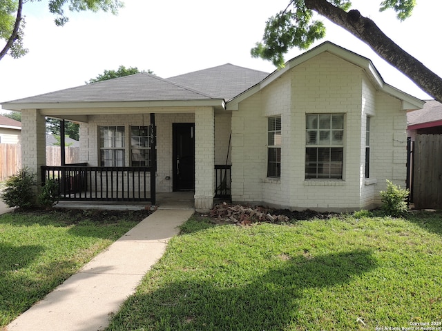 view of front facade featuring covered porch and a front lawn