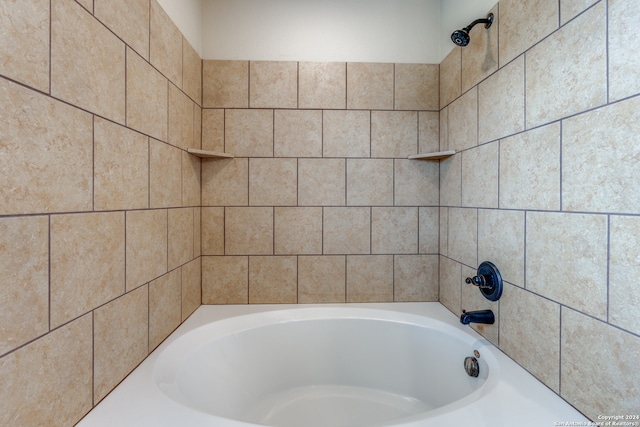 bathroom featuring tiled shower / bath