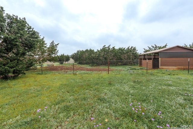 view of yard featuring a rural view