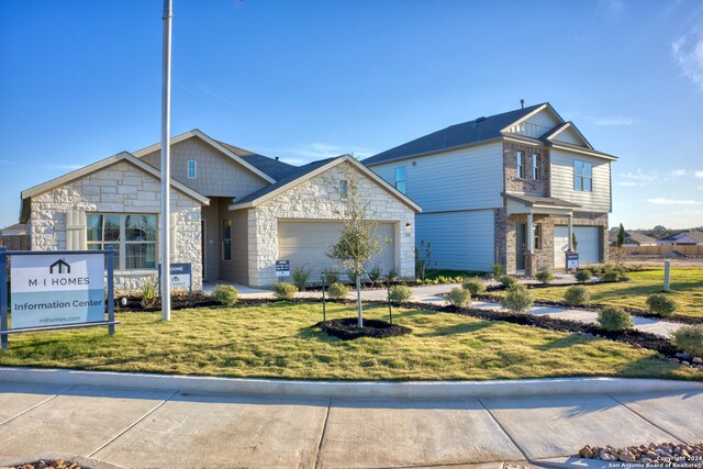 craftsman inspired home featuring a front lawn